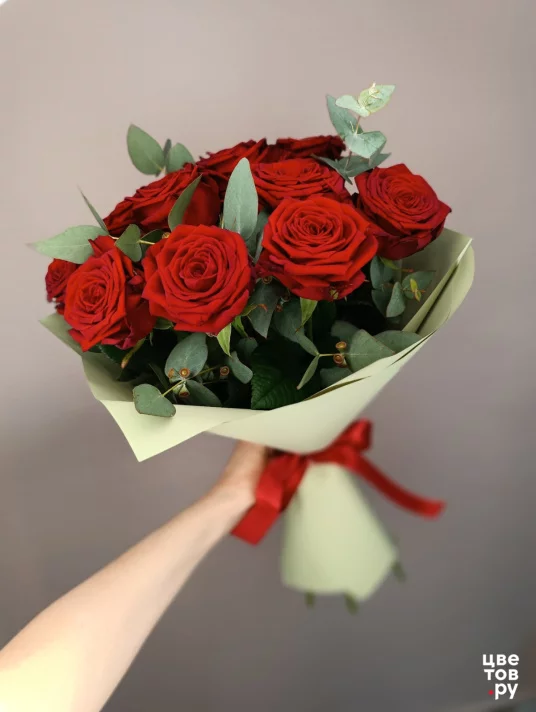 11 классических красных роз