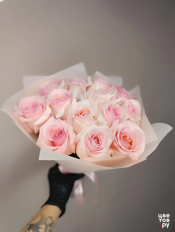 15 розовых роз в оформлении